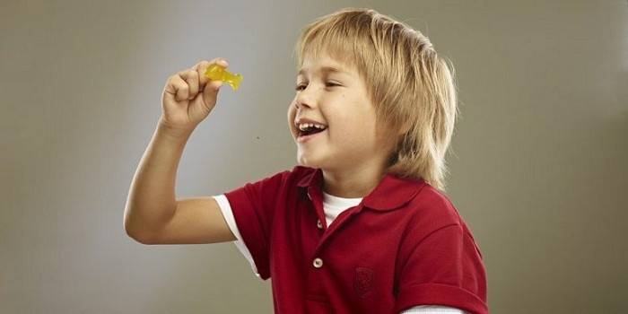 L'enfant tient un poisson dans ses mains