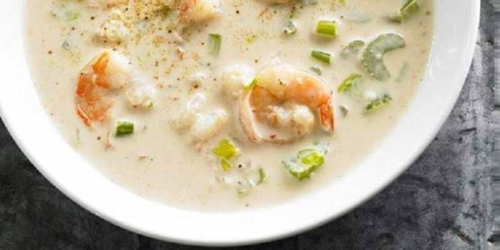 Tom yum krējuma zupa šķīvī