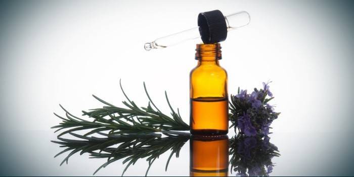 Olio essenziale di rosmarino in una bottiglia