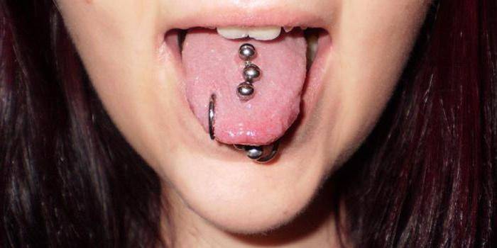 Unos aretes en la lengua
