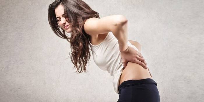 La nena té dolor a la zona lumbar
