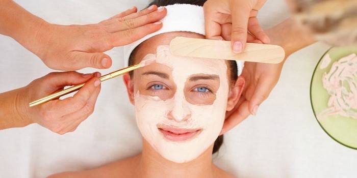 Un nutriente viene applicato sul viso della ragazza