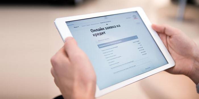Online hitelkérelem egy tablettán