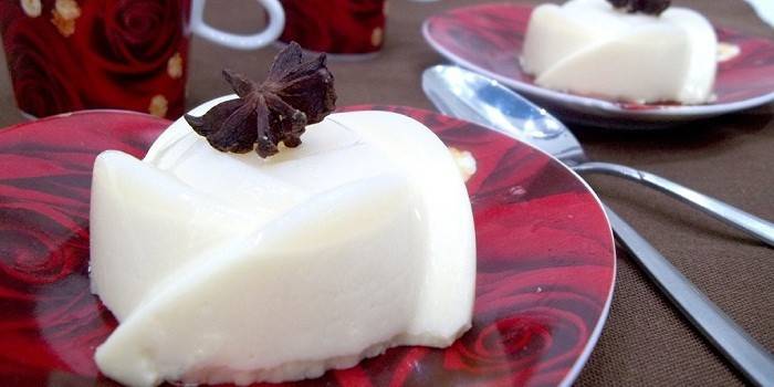 Cremige Panacotta mit Anis