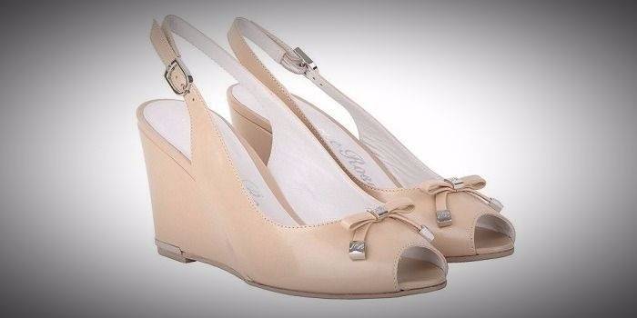Mga sandalyas ng beige