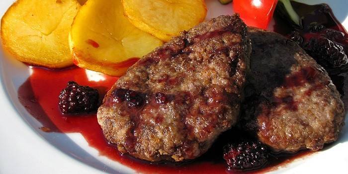 Paistettuja hirvenpiirtoja marjakastikkeella