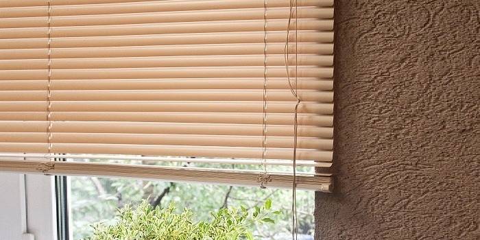 Cortinas horizontais bege