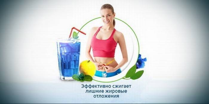 Παγωμένο μπλε τσάι σε ένα ποτήρι και ένα ποτήρι