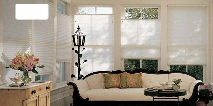 Cortinas plissadas em janelas de plástico