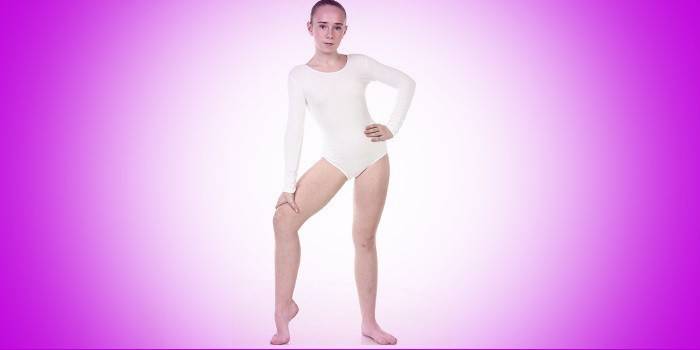 Fille en maillot de bain blanc pour la gymnastique
