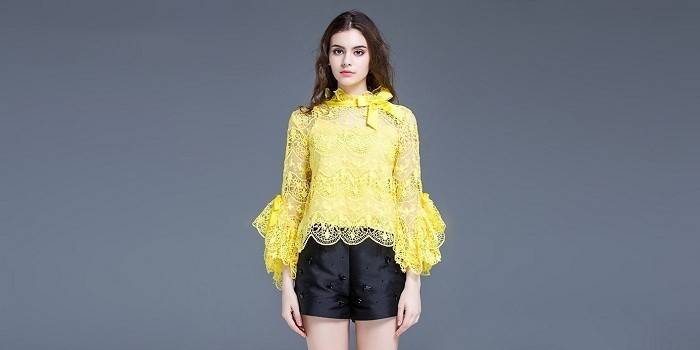 Blusa de encaje con manga