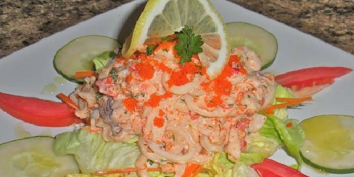 Mezcla de mariscos y vegetales.