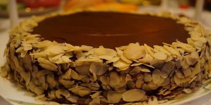 Çikolatalı krema ve badem ile pasta