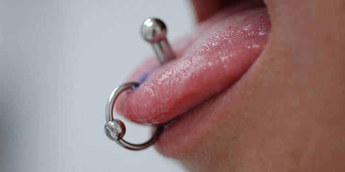 Anillo y barra en la lengua