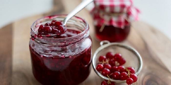 Confiture de groseille dans un bocal