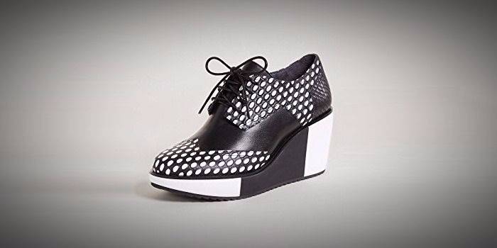 Itim at puti na sapatos ng wedge