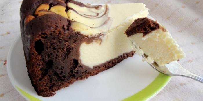 Ein Stück Schokoladen-Hüttenkäse-Torte