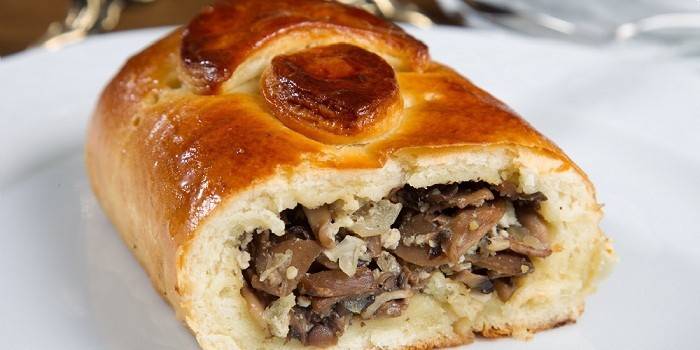 De masa de levadura con carne y champiñones