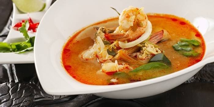 Tom yum jūras velšu zupa šķīvī