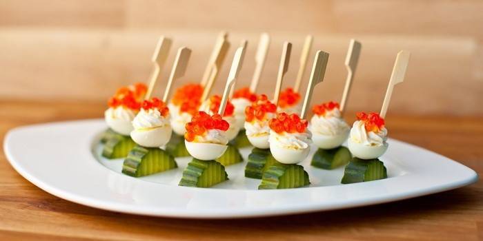 Canapés con caviar rojo