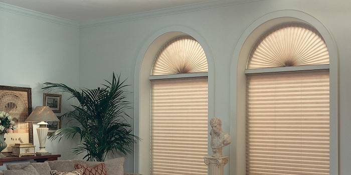 Cortinas em arco plissadas no interior