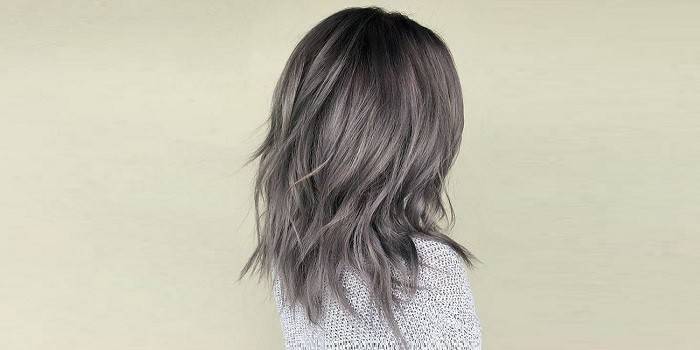 Ragazza con i capelli color cenere