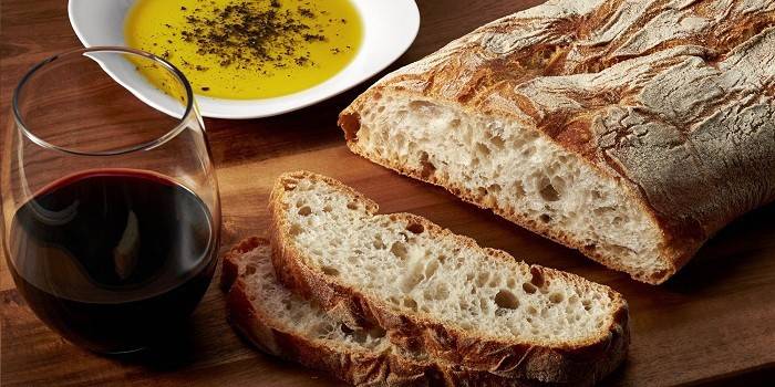 Ciabatta ไวน์หนึ่งแก้วและน้ำมันมะกอกพร้อมเครื่องเทศ
