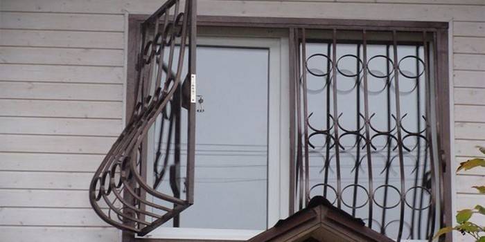 Κουνήστε μεταλλικές σχάρες στο παράθυρο
