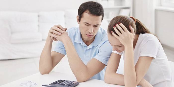 Un gars et une fille comptent sur une calculatrice