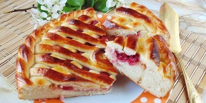 Charlotte gefüllt mit Äpfeln und Kirschen