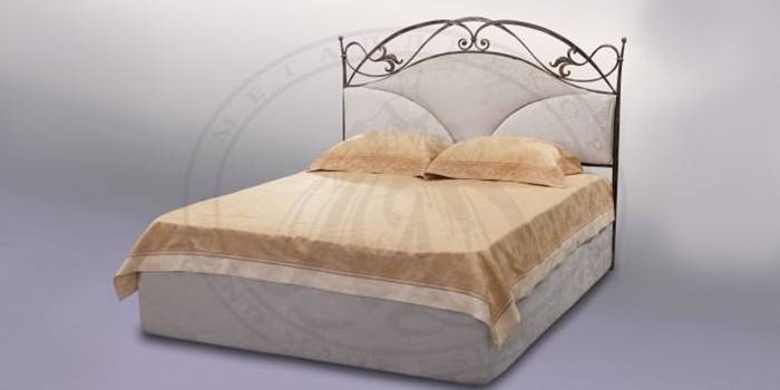 Bett mit Hebemechanismus und Schmiedeteilen an der Spitze Mazedoniens von METALLDEKOR