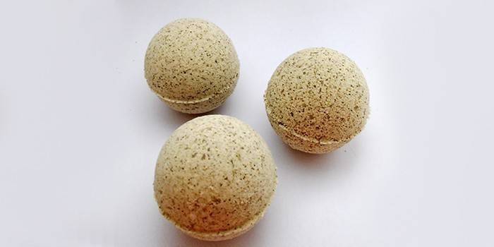 Tre bombe da bagno alle mandorle