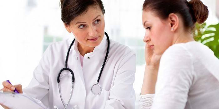 Chica en la consulta con un médico.