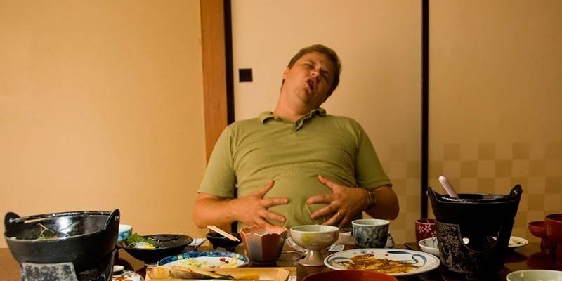 Homme à la table avec de la nourriture