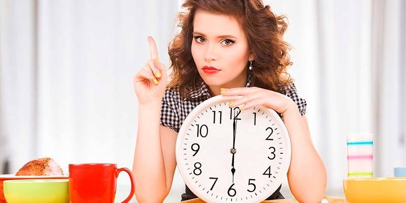 Mädchen mit einer Uhr
