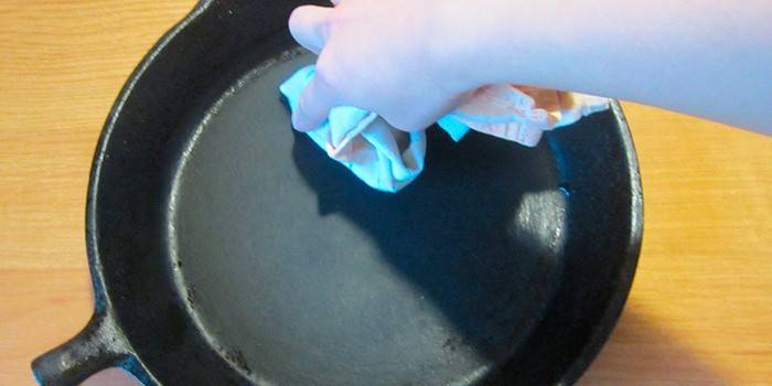 Nililinis ang pan