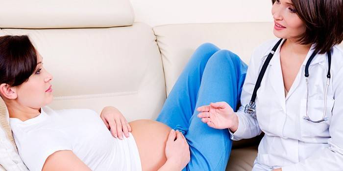 Femme enceinte et médecin