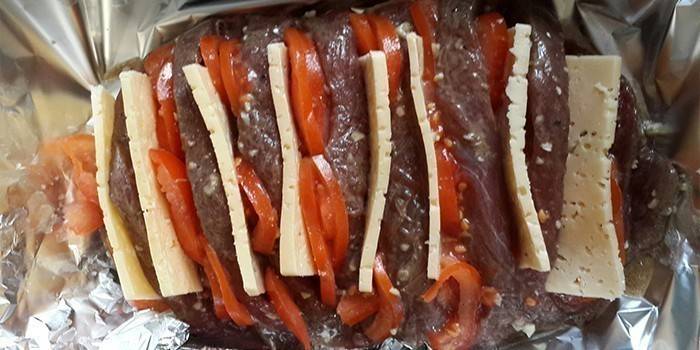 Viande d'accordéon avec tomates et fromage