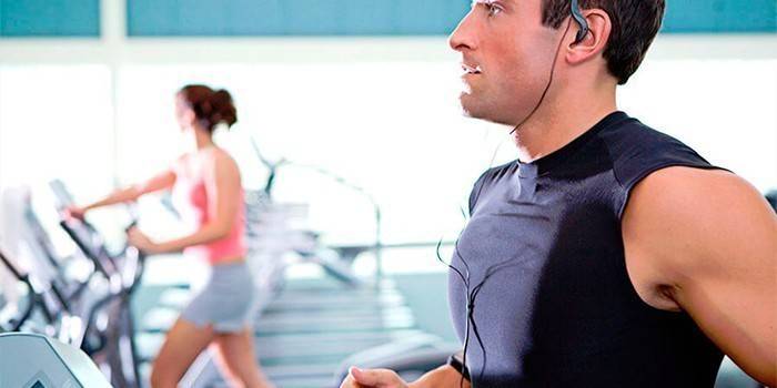 Le persone si allenano in palestra.