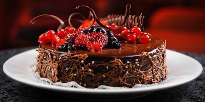 Csokoládétorta bogyókkal