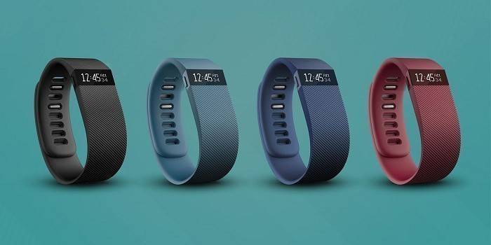 Įvairių spalvų kūno rengybos apyrankės iš „Fitbit Charge HR“