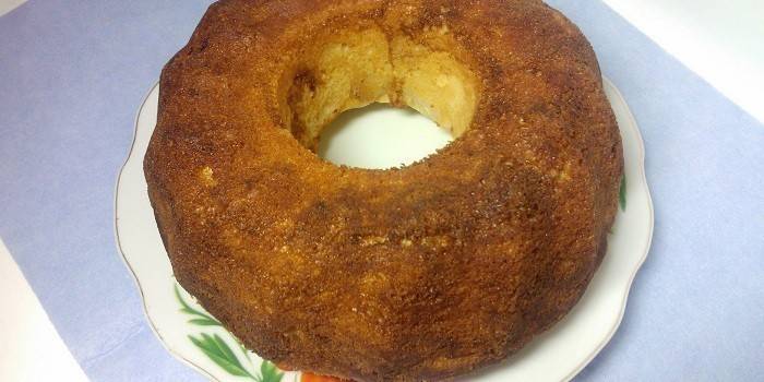 Gebrauchsfertiger Klumpenkuchen auf einem Teller