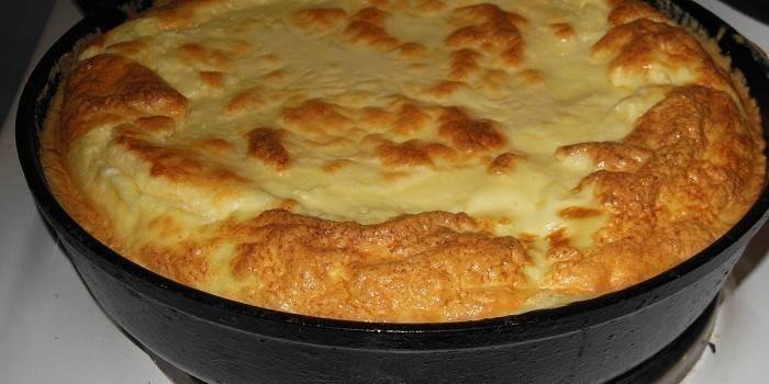 Cazuela de cuajada preparada en una sartén
