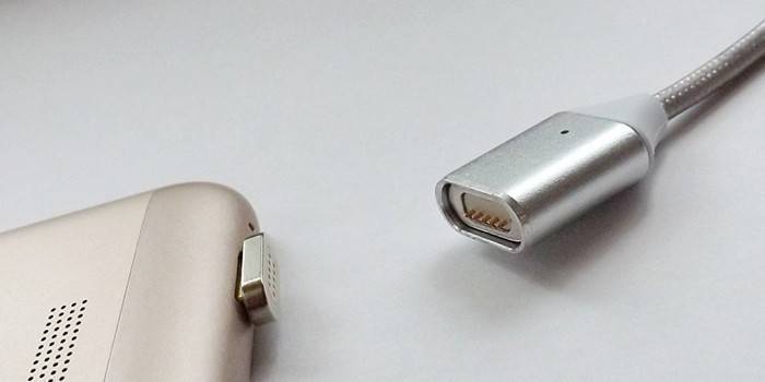 Cabo e smartphone