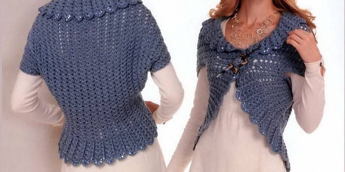 Frau in einem gestrickten Bolero