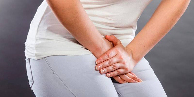 امرأة تمسك الأيدي في الجبهة