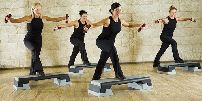 Les femmes effectuent des exercices d'haltères sur des plateformes