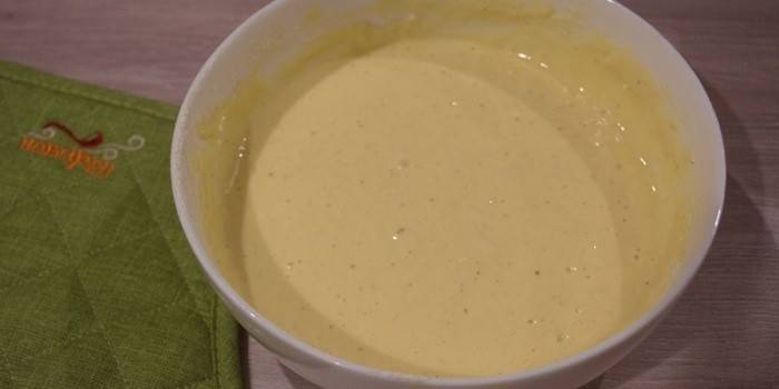 Masa lista sobre crema agria en un tazón