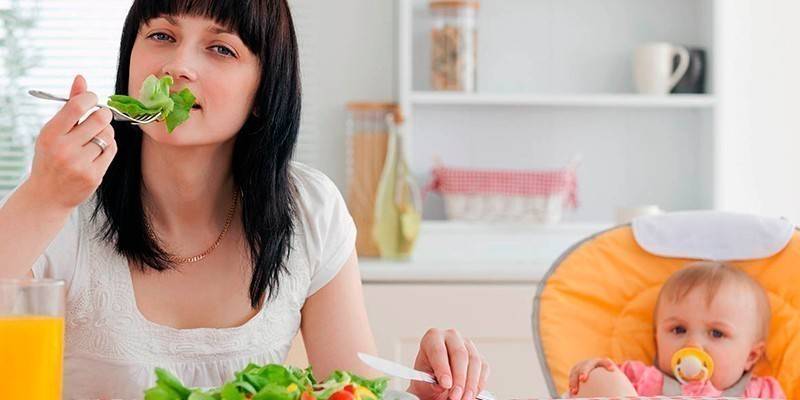 Femme mangeant de la salade