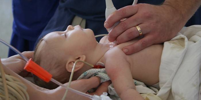 Doktor çocuğa ultrason taraması yapar.